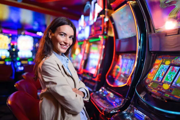 TG8807 Casino Games - Tận hưởng giải trí liên tục Cận cảnh vòng roulette cùng những đồng xu vàng, thể hiện nhịp chơi sống động trong khu vực casino của TG8807.