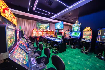 TG8807 Games - Khám phá slot hiện đại và game bàn hấp dẫn Một người đàn ông ăn mừng trước laptop khi xuất hiện các biểu tượng chiến thắng, ghi lại sự phấn khích của trò chơi trên TG8807.