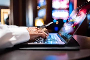 TG8807 Slots - Hàng loạt máy slot hấp dẫn đang chờ bạn Một cô gái mỉm cười bên cạnh các máy slot sáng rực với biểu tượng may mắn, thể hiện danh mục slot nổi bật của TG8807.