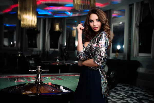 TG8807 Jackpot Slots - Quay để chạm tới phần thưởng lớn Khoảnh khắc ba số bảy xuất hiện trên cuộn slot cùng các đồng xu vàng, tượng trưng cho những chiến thắng lớn.
